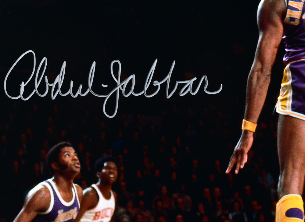 Kareem Abdul-Jabbar Signed Milwaukee Bucks 16x20 V. Chamberlain Photo- Beckett