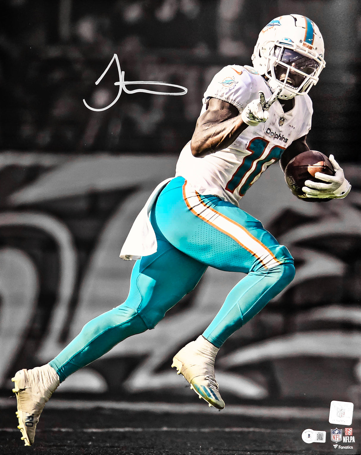 Tyreek Hill Autographed 16x20 Photo Miami Dolphins Spotlight Beckett BAS Witness Stock #220815