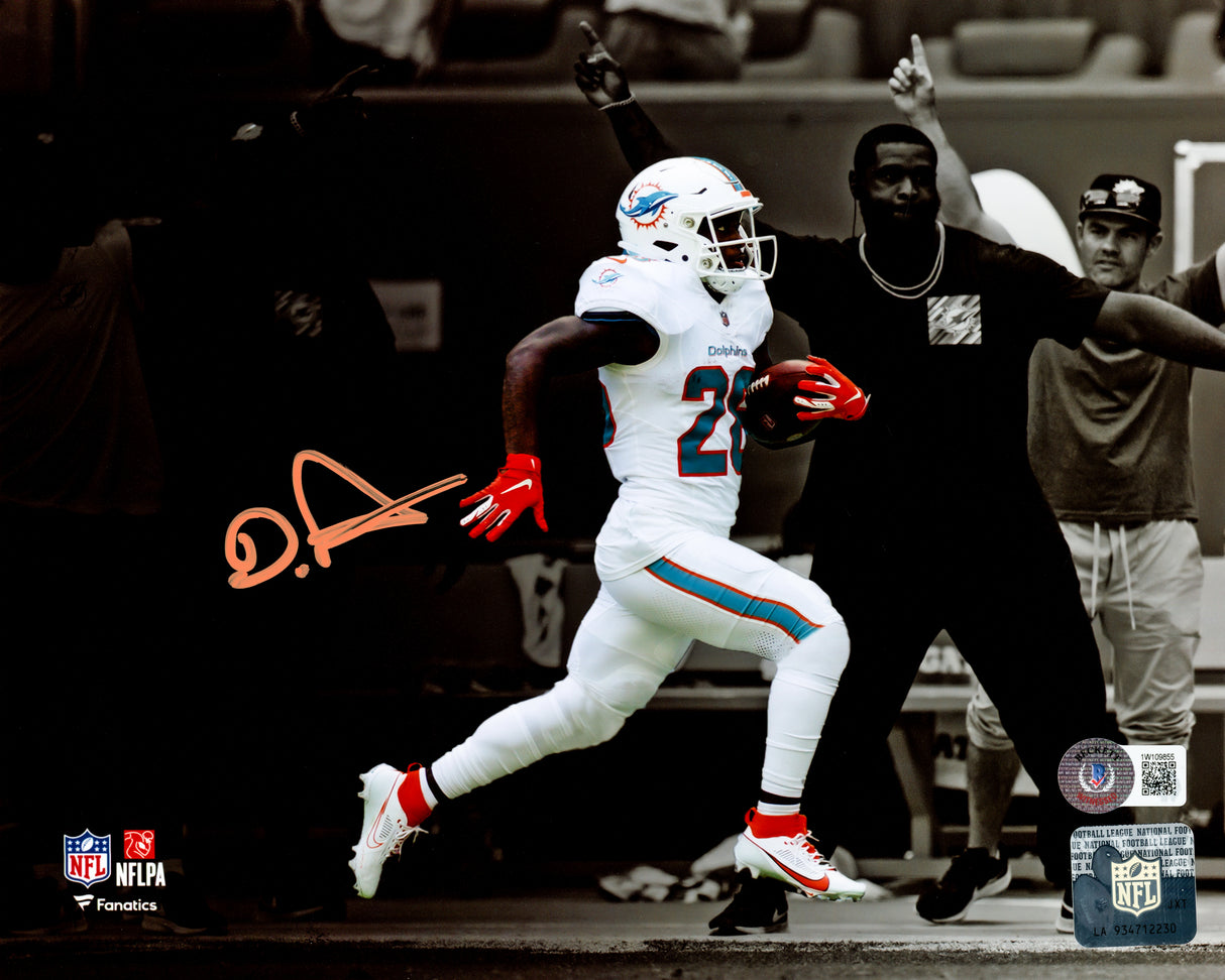 De'Von Achane Autographed 8x10 Photo Miami Dolphins Spotlight Beckett BAS Witness Stock #221544