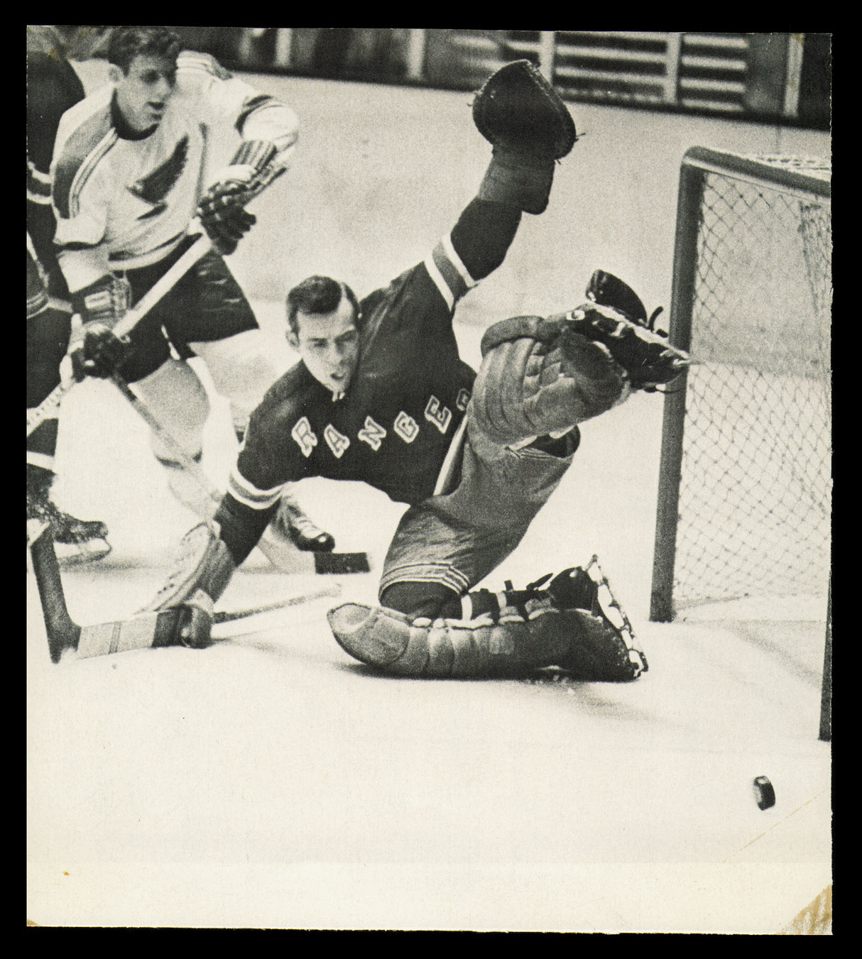 Bobby Orr Autographed 7.5x8 Magazine Page Photo Boston Bruins Beckett BAS QR #BM37806