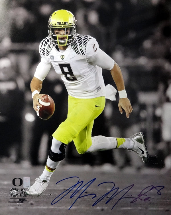 Marcus Mariota Autographed 16x20 Photo Oregon Ducks MM Holo Stock #89221