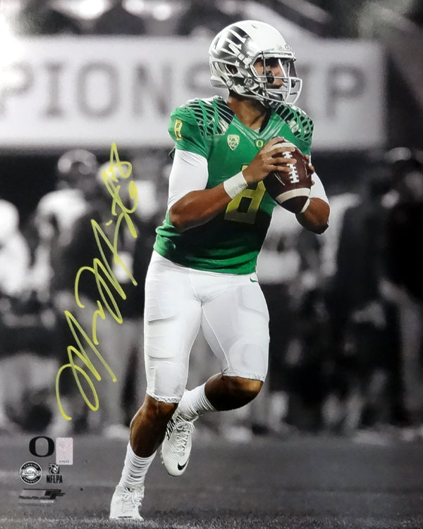 Marcus Mariota Autographed 16x20 Photo Oregon Ducks MM Holo Stock #89223