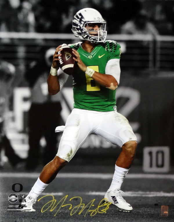 Marcus Mariota Autographed 16x20 Photo Oregon Ducks MM Holo Stock #98162