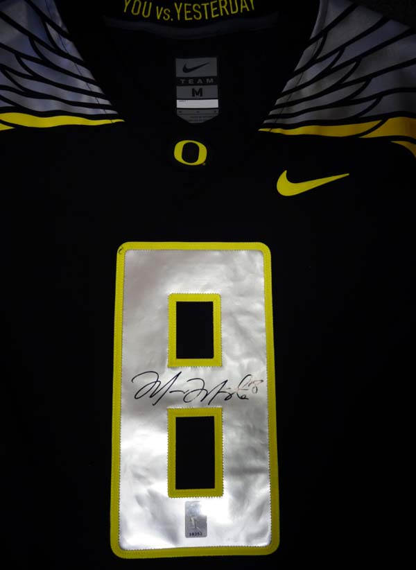 Oregon Ducks Marcus Mariota Autographed Black Nike Jersey Size M MM Holo Stock #89864