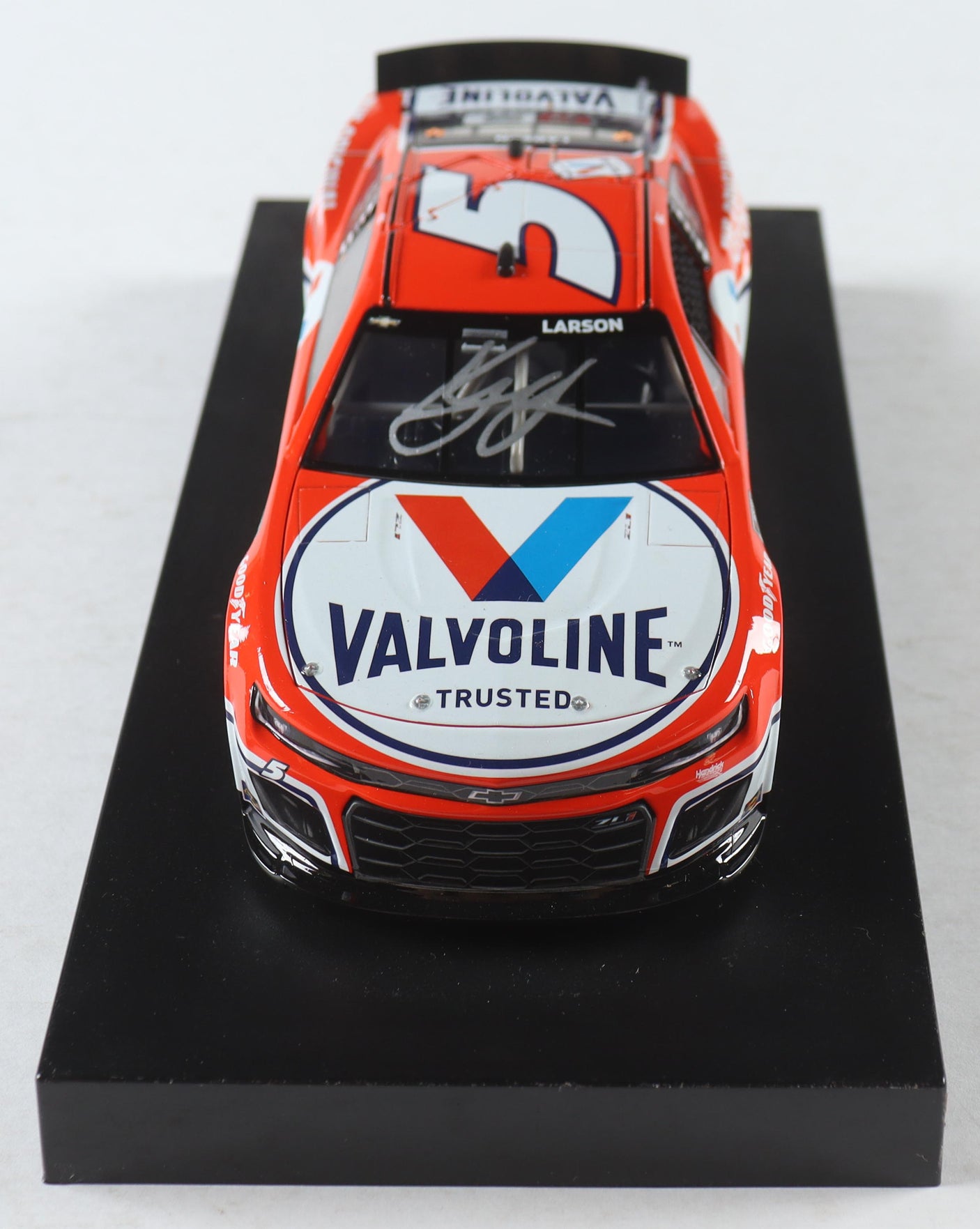 Kyle Larson Signed NASCAR #5 Valvoline 2022 - 1:24 Diecast Car (Limited Edition)