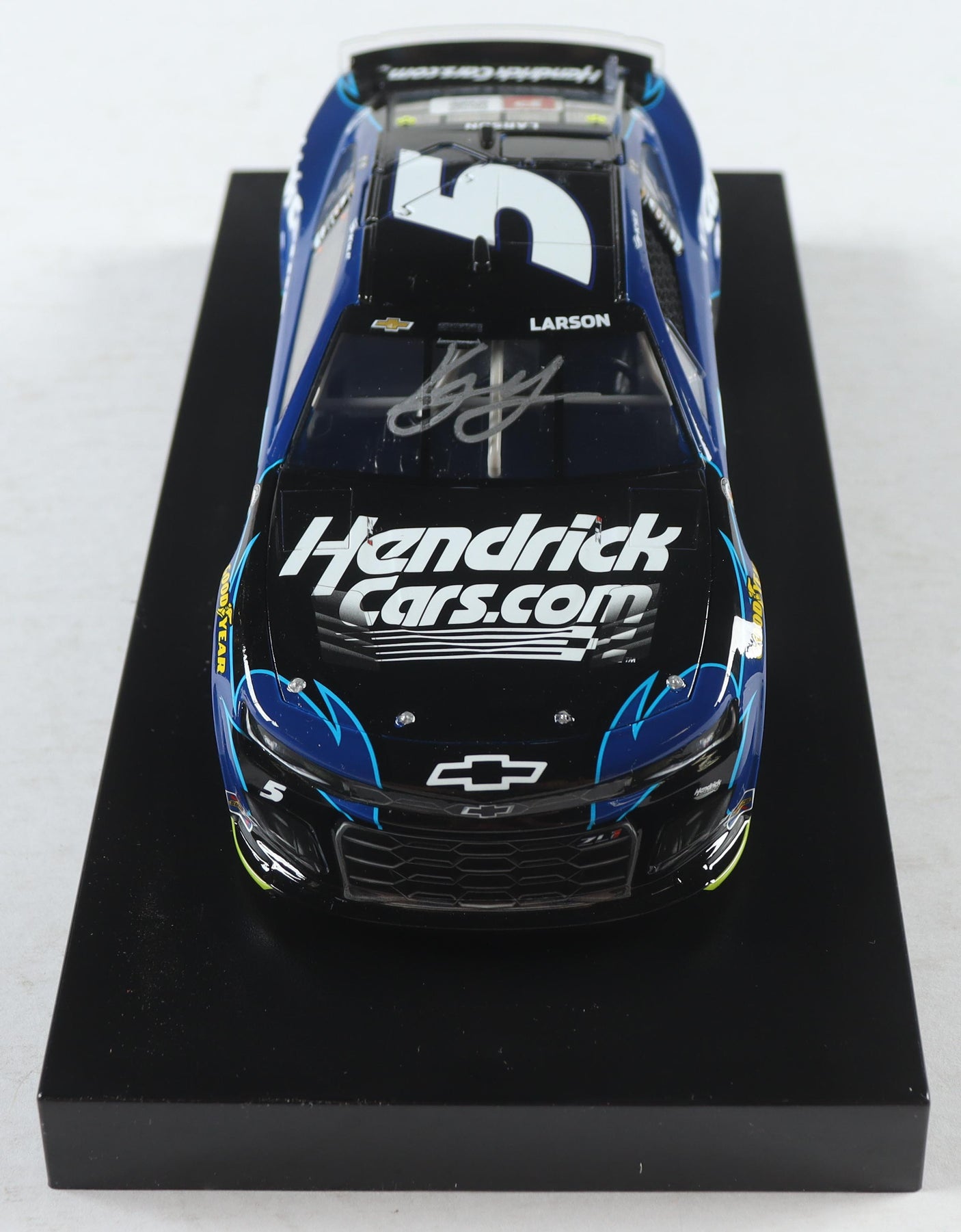 Kyle Larson Signed 2023 HendrickCars.com Throwback 1:24 Diecast (Ltd 780)