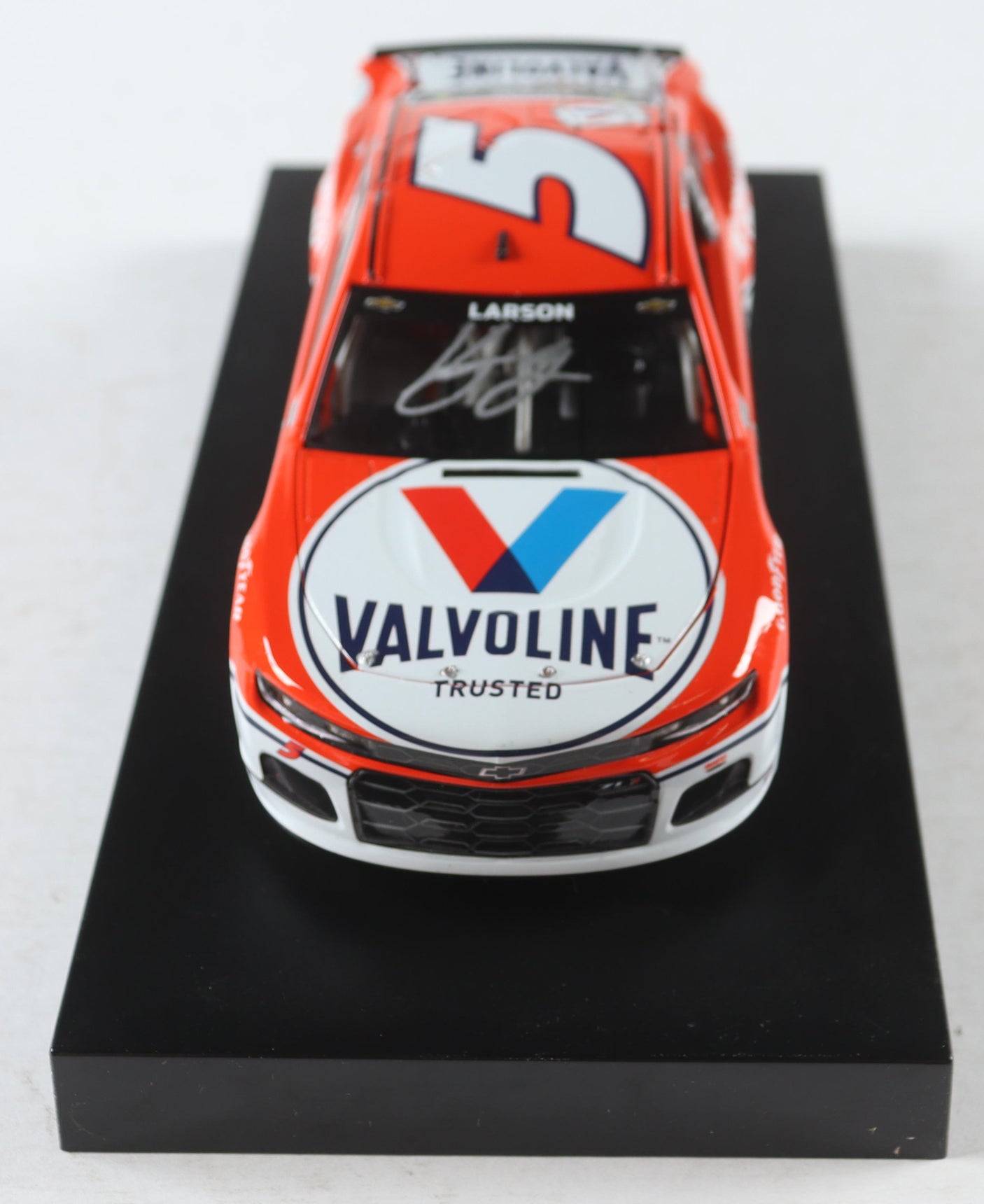 Kyle Larson Signed 2021 NASCAR #5 Valvoline - 1:24 Premium Diecast Car (PA)