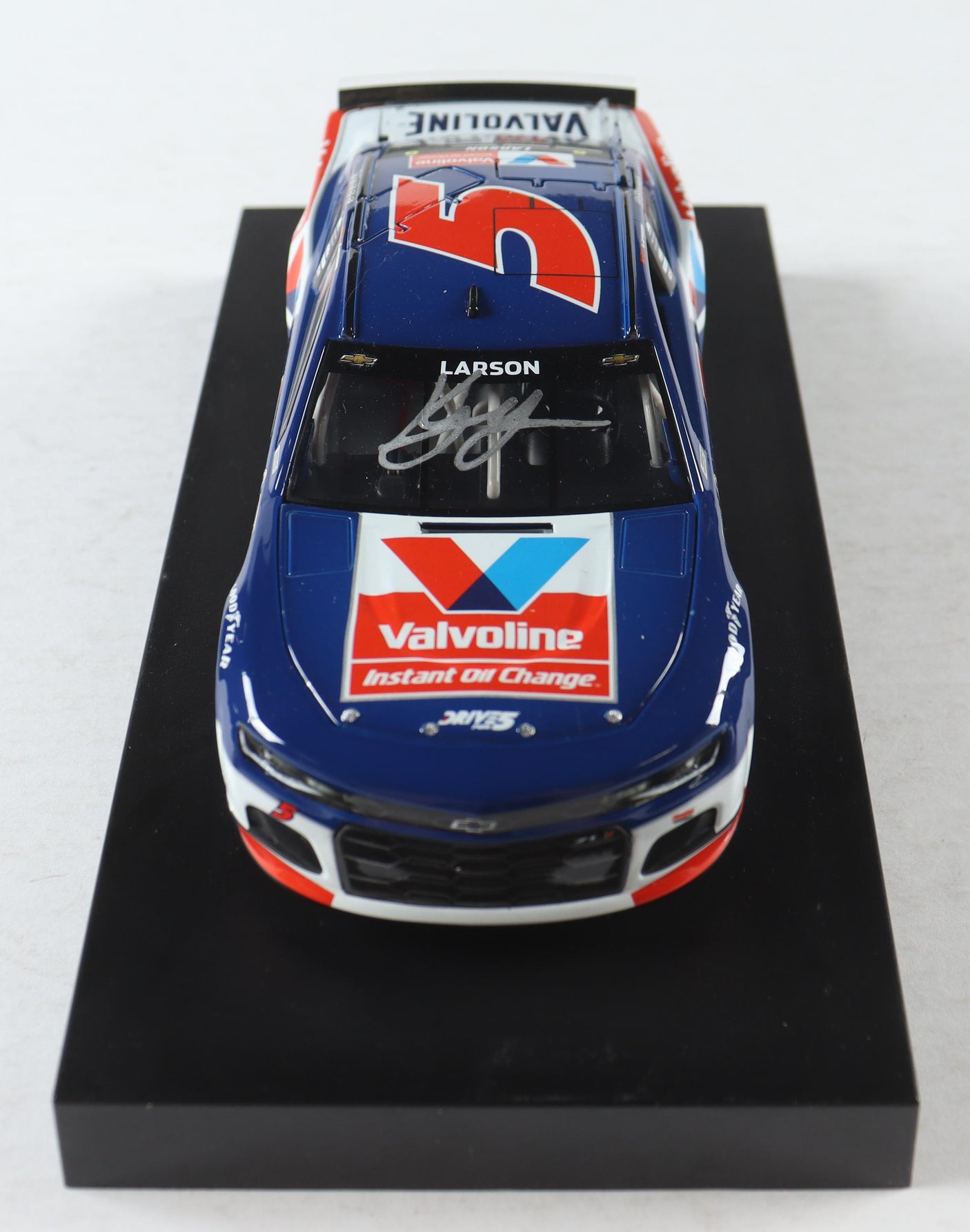 Kyle Larson Signed 2021 NASCAR #5 Valvoline Instant Oil Change - 1:24 Premium Diecast Car (PA)