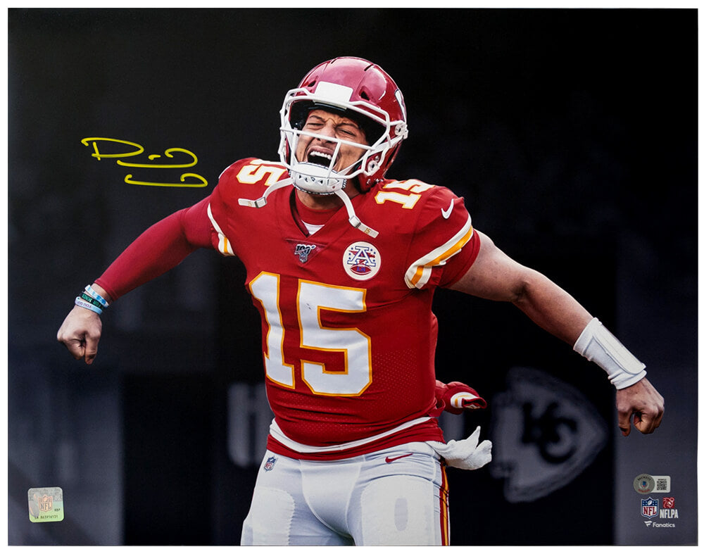 Patrick Mahomes Signed Kansas City Chiefs Fist Pump Celebration Spotlight 16x20 Photo (Beckett)