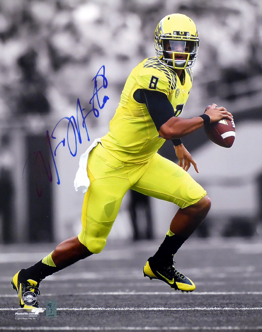 Marcus Mariota Autographed 16x20 Photo Oregon Ducks Spotlight MM Holo #16108