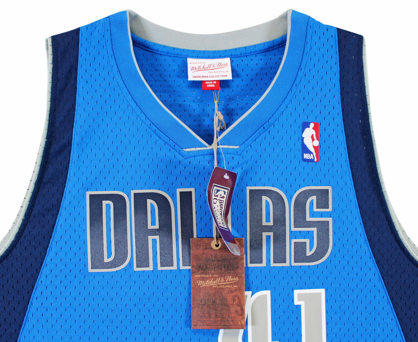 Mavericks Dirk Nowitzki Signed Blue M&N 2010-11 HWC Swingman Jersey BAS